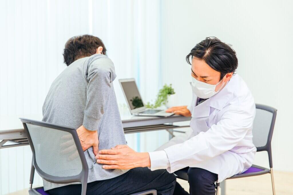 腰が痛い